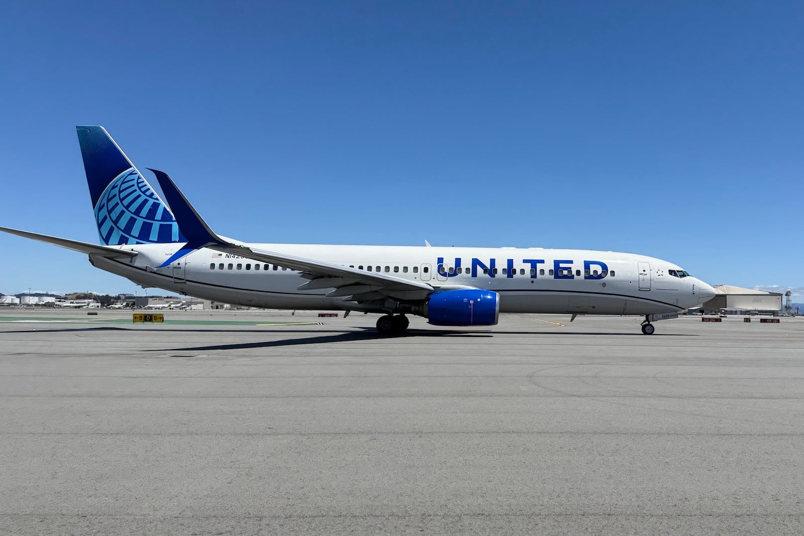 united 737-800