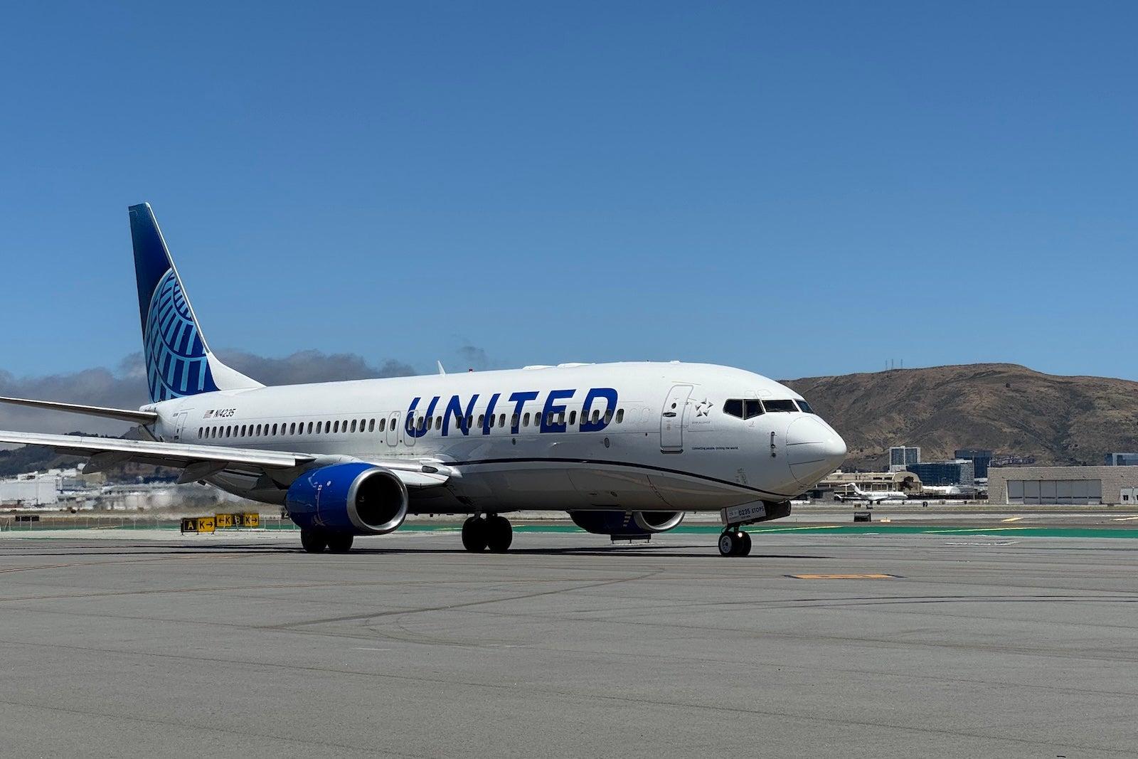 UNITED 737-800