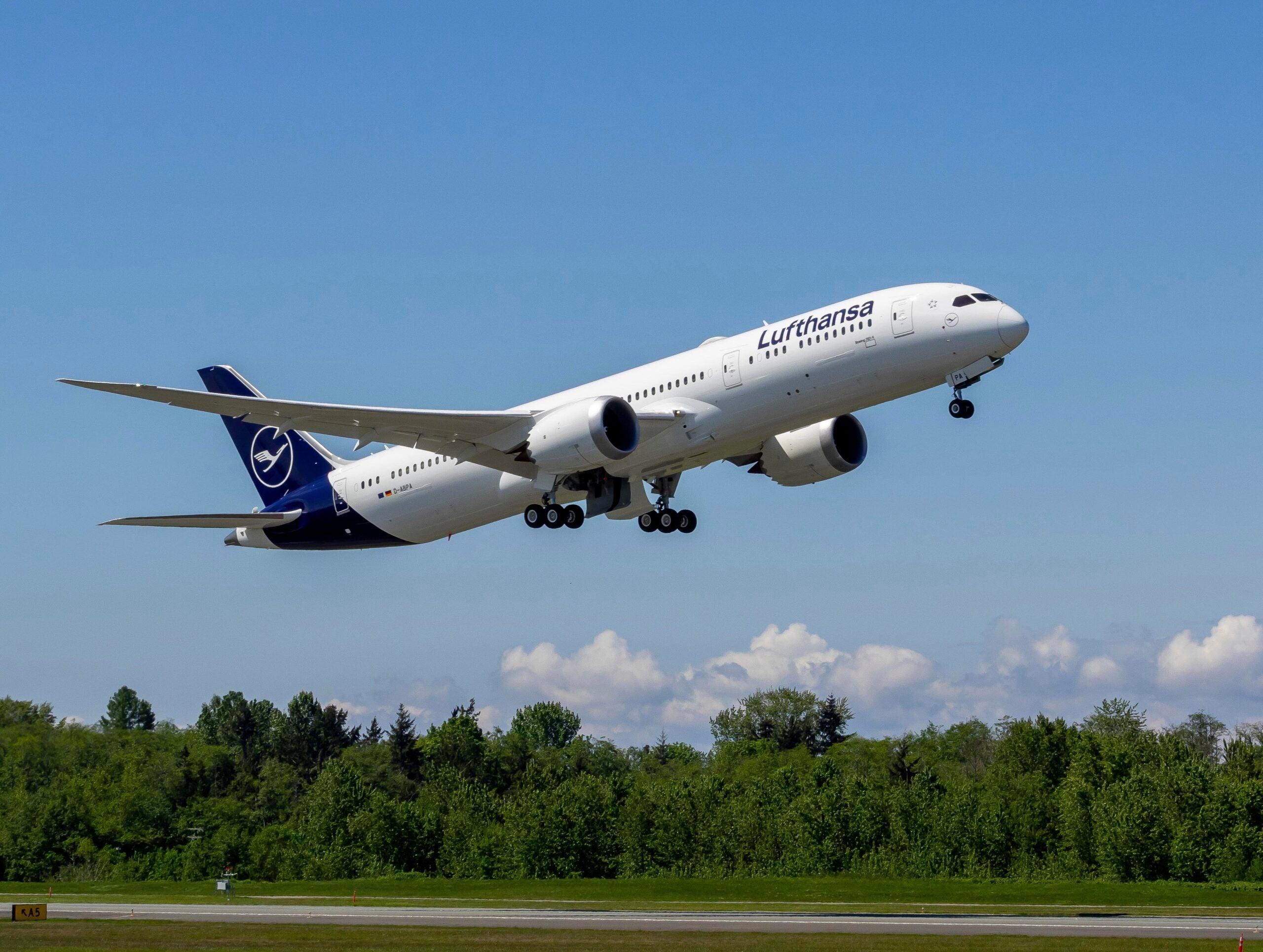 Lufthansa 787-9 Take-Off